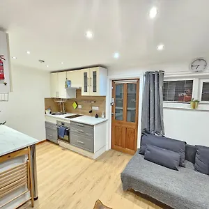 live-beautiful-studio-west-london-free-parking.brighton-hotels-england.com/